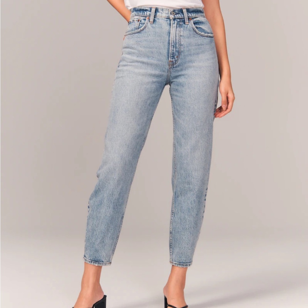 Abercrombie 80s ultra high rise mom jeans sz. 28/6s light wash